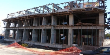 İnşaatta çalışırken dengesini kaybeden işçi 2.kattan düştü