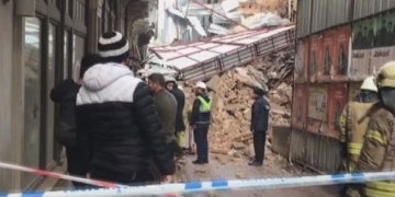 Beyoğlu’nda inşaat halindeki bina çöktü