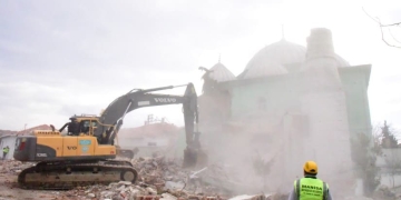Depremin ardından 3 cami ile 7 binanın yıkımının tamamlandığı bildirildi