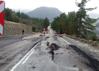 Mersin’de yol çöktü