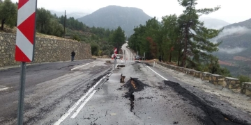 Mersin’de yol çöktü