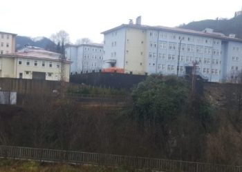 Boşaltılan okulun istinat duvarı çöktü