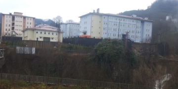 Boşaltılan okulun istinat duvarı çöktü