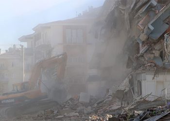 Elazığ’da depremde hasar gören bina çöktü