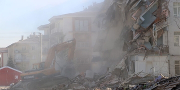 Elazığ’da depremde hasar gören bina çöktü