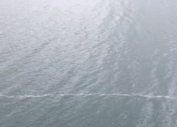 Deprem sonrası yüzey kırığının suda oluşturduğu görüntü dikkat çekti