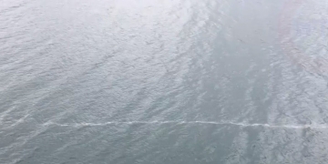 Deprem sonrası yüzey kırığının suda oluşturduğu görüntü dikkat çekti