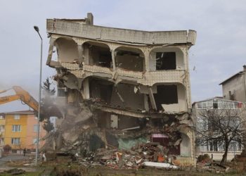 Deprem riski taşıyan 4 katlı bina yıkıldı