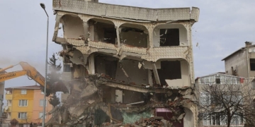 Deprem riski taşıyan 4 katlı bina yıkıldı