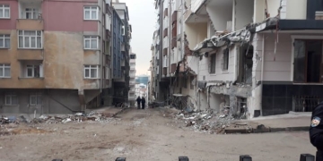 Bahçelievler’de çöken binada tedbir amaçlı bekleyiş sürüyor