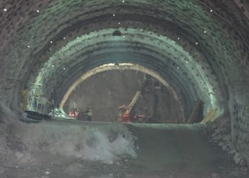 Her gün dağı 2 metre deliyorlar