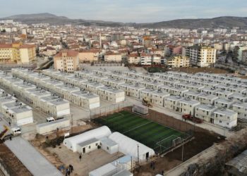 Elazığ’da, çift katlı konteyner evlerin anahtarları teslim edilmeye başlandı