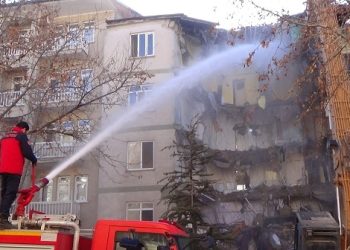 Elazığ’da Acil Yıkım Kararı Verilen Binalar Yıkılıyor