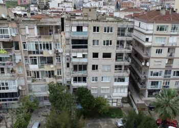 İzmir’de yan yatan bina tahliye ediliyor