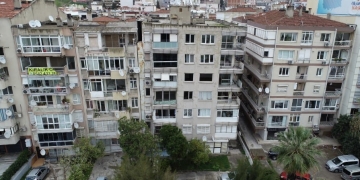 İzmir’de yan yatan bina tahliye ediliyor