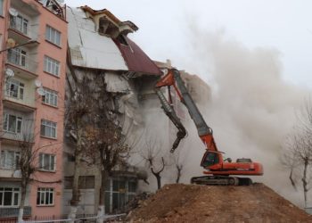 Malatya’da riskli binalar yıkılmaya devam ediyor