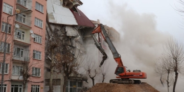 Malatya’da riskli binalar yıkılmaya devam ediyor