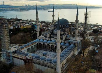 Sultanahmet Camisi’nin restorasyon çalışmaları devam ediyor.