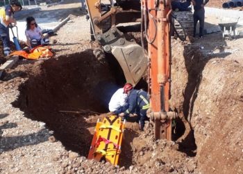 Kazdığı inşaat çukuruna düşen işçiyi itfaiye ekipleri kurtardı