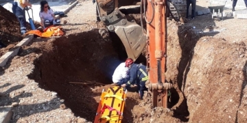 Kazdığı inşaat çukuruna düşen işçiyi itfaiye ekipleri kurtardı