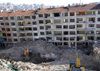 Bağcılar’daki tehlikeli binalar kontrollü olarak yıkılıyor