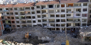 Bağcılar’daki tehlikeli binalar kontrollü olarak yıkılıyor