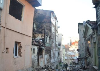 Beyoğlu’nda metruk bina çöktü, yanındaki ev zarar gördü