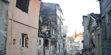 Beyoğlu’nda metruk bina çöktü, yanındaki ev zarar gördü
