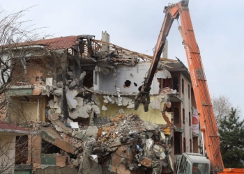 Büyükçekmece’de ağır hasarlı iki bina daha yıkıldı