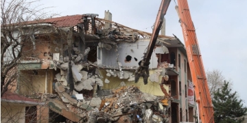 Büyükçekmece’de ağır hasarlı iki bina daha yıkıldı