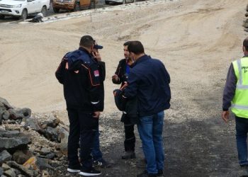 Baraj inşaatında iş makinesiyle suya düşen işçi kayboldu