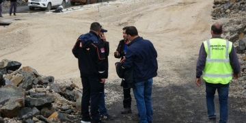 Baraj inşaatında iş makinesiyle suya düşen işçi kayboldu