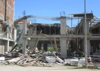 İnşaatta tabliye kalıbı çöktü 2 işçi yaralandı