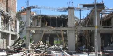 İnşaatta tabliye kalıbı çöktü 2 işçi yaralandı