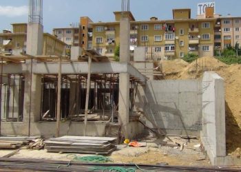 Kalıp çakarken düşen işçi ağır yaralandı