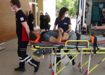 İnşaat işçisinin başına kalıp tahtası düştü