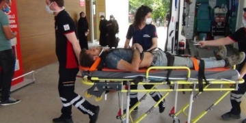 İnşaat işçisinin başına kalıp tahtası düştü