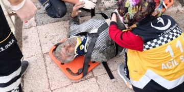 Aksaray’da inşaatta meydana gelen çökme nedeniyle 2 kişi enkaz altında kaldı.