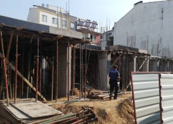 Çöken merdivenin altında kalan işçi yaralandı