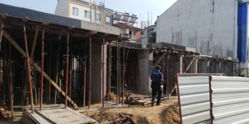 Çöken merdivenin altında kalan işçi yaralandı