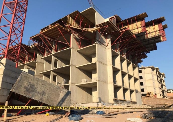 Elazığ’da 5'inci kattan işçiler iskeleyle düştü: 5 yaralı