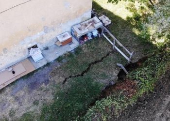 Temel kazısında toprak kaydı, apartman sakinleri tedirgin