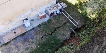 Temel kazısında toprak kaydı, apartman sakinleri tedirgin