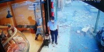 5 katlı binanın iki balkonu çöktü, facianın eşiğinden dönüldü