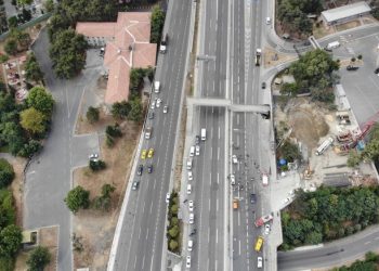 Üstgeçit çöktü, yol trafiğe kapandı