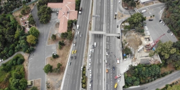 Üstgeçit çöktü, yol trafiğe kapandı