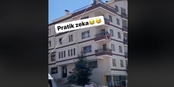 İnşaat işçilerinden ilginç kum taşıma yöntemi