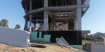 İnşaattan düşen kalıp ustası hastane yolunda yaşamını yitirdi