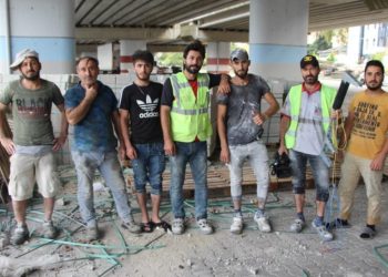 İnşaat işçileri defile yaparsa…