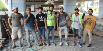 İnşaat işçileri defile yaparsa…